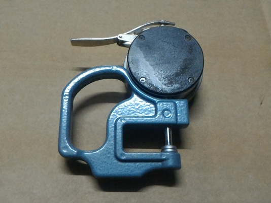 เครื่องวัดความหนาระบบดิจิตอลยี่ห้อ Mtiutoyo จากญี่ปุ่น ช่วงของการวัดอยู่ที่ 0.01 - 12 มม. วัดชิ้นงานได้ไว โครงสร้างแข็งแรง