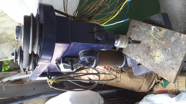 สว่านแท่นตัวกลาง ใช้งานอยุ่