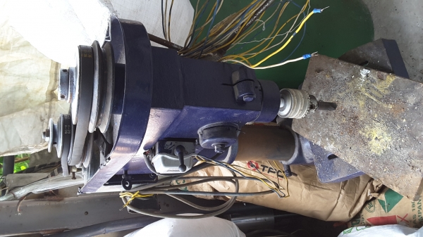 สว่านแท่นตัวกลาง ใช้งานอยุ่