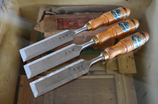 ขายสิ่วฉลามสามดาวMade in Sweden.ขนาด1 1/4" งานใหม่เก่าเก็บด้ามไม้ ขายสิ่วฉลามสามดาวMade in Sweden.ขนาด1 1/4" งานใหม่เก่าเก็บด้ามไม้