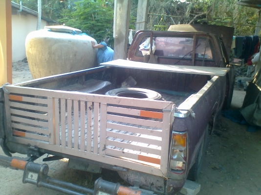 รถกระบะISUZU KB   เครื่อง  2200   สีแดง  เครื่องดี ใช้งานอยุ่ทุกวัน ปี 2529