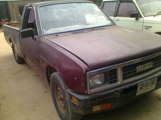 รถกระบะISUZU KB   เครื่อง  2200   สีแดง  เครื่องดี ใช้งานอยุ่ทุกวัน ปี 2529