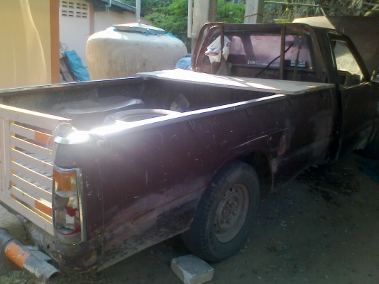 รถกระบะISUZU KB   เครื่อง  2200   สีแดง  เครื่องดี ใช้งานอยุ่ทุกวัน ปี 2529