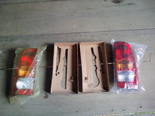 สนใจไฟท้ายเดิมๆ ของวีโก้ แถมหลอดไฟ 1 คู่ สักชุดมั้ยครับ.............