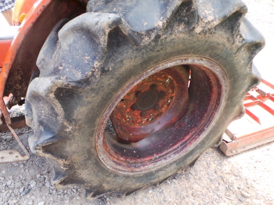 รถไถยี่ห้อ KUBOTA อุปกรณ์มีโรตารี่ตัดหญ้า ใบมีดดันหน้า รถไถยี่ห้อ KUBOTA อุปกรณ์มีโรตารี่ตัดหญ้า ใบมีดดันหน้า