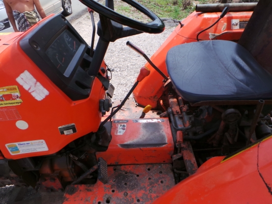 รถไถยี่ห้อ KUBOTA อุปกรณ์มีโรตารี่ตัดหญ้า ใบมีดดันหน้า รถไถยี่ห้อ KUBOTA อุปกรณ์มีโรตารี่ตัดหญ้า ใบมีดดันหน้า