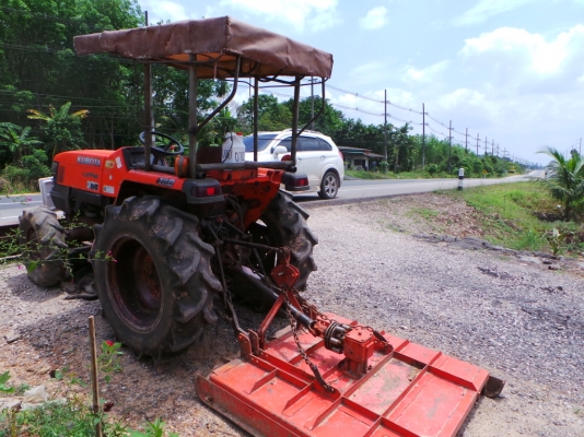 รถไถยี่ห้อ KUBOTA อุปกรณ์มีโรตารี่ตัดหญ้า ใบมีดดันหน้า รถไถยี่ห้อ KUBOTA อุปกรณ์มีโรตารี่ตัดหญ้า ใบมีดดันหน้า