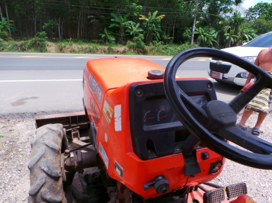 รถไถยี่ห้อ KUBOTA อุปกรณ์มีโรตารี่ตัดหญ้า ใบมีดดันหน้า รถไถยี่ห้อ KUBOTA อุปกรณ์มีโรตารี่ตัดหญ้า ใบมีดดันหน้า