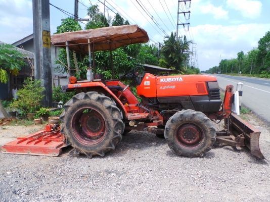 รถไถยี่ห้อ KUBOTA อุปกรณ์มีโรตารี่ตัดหญ้า ใบมีดดันหน้า