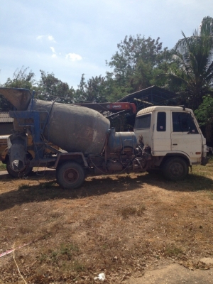 รถโม่ปูนหกล้อ 2 คัน ขนาด 2.5 คิว Hino 6 สูบ กับรถโม่ปูน UD CM 180