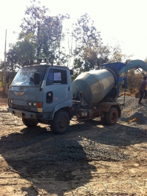 รถโม่ปูนหกล้อ 2 คัน ขนาด 2.5 คิว Hino 6 สูบ กับรถโม่ปูน UD CM 180