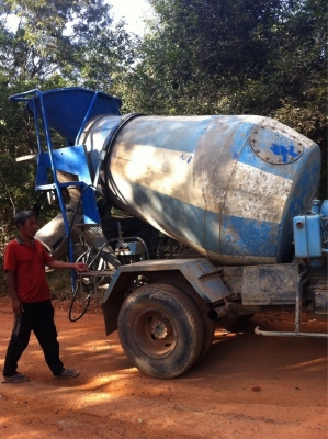 รถโม่ปูนหกล้อ 2 คัน ขนาด 2.5 คิว Hino 6 สูบ กับรถโม่ปูน UD CM 180