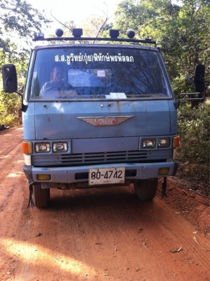 รถโม่ปูนหกล้อ 2 คัน ขนาด 2.5 คิว Hino 6 สูบ กับรถโม่ปูน UD CM 180