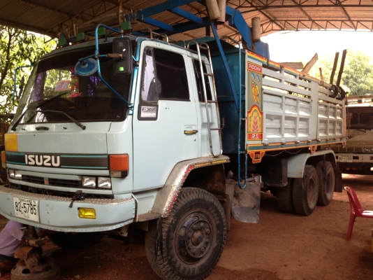 ISUZU ROCKY FXZ 240 HP 6SD1 ปี 39 ร็อกนางฟ้าแท้ สิบล้อดั๊มพ์ 2 เพลา กระบะดั๊มพ์เหล็ก 12 ตันของอู่สหกิจสภาพอย่างสวยมีบาร์อ้อยติดมาให้ครบพร้อม เครื่องแห้งแรงดี หัวเก๋งบางเดิมภายในเก๋งสวยครบ แอร์เย็น พวงมาลัยเพาเวอร์ เบรคทริ๊ปฟี้ ช่วงล่างคัชซีสวย มีระบบลากพ่