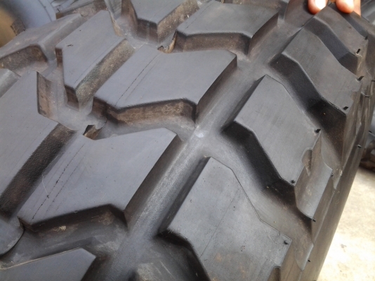 ขายยางฮัมวี่ 37x16.5 ยางยังไม่เคยลงดินครับ ขายพร้อมกะทะ ขาย 35,000 บาท