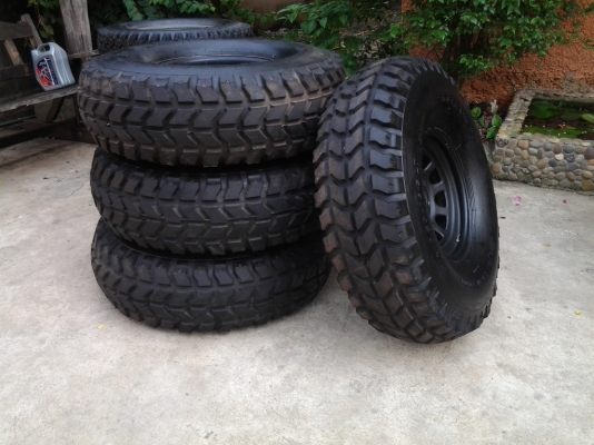 ขายยางฮัมวี่ 37x16.5 ยางยังไม่เคยลงดินครับ ขายพร้อมกะทะ ขาย 35,000 บาท