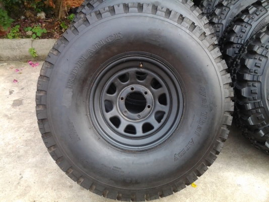 ขายยางฮัมวี่ 37x16.5 ยางยังไม่เคยลงดินครับ ขายพร้อมกะทะ ขาย 35,000 บาท