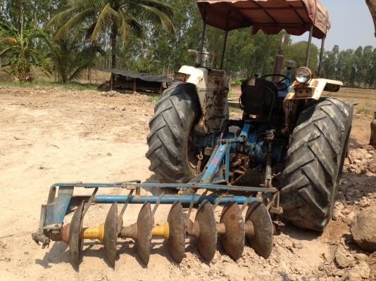 FORD 77 - 1 เพลา เครื่อง T3 สภาพดีพร้อมใช้งาน อุปกรณ์มีให้ครบ มีใบมีดดันหน้า ผานพรวนดิน 7 เครื่องแห้งดีไม่เยิ้มกำลังแรงดี ขับขี่ควบคุมง่ายคล่องตัวดี ไม่มีปัญหาเรื่องรั่วซึ่ม ช่วงล่างยางสภาพดีหน้าหลังประมาณ 60\% พร้อมใช้งานได้เลย เอกสารสัญญาซื้อขาย ราคาต่อร FORD 77 - 1 เพลา เครื่อง T3 สภาพดีพร้อมใช้งาน อุปกรณ์มีให้ครบ มีใบมีดดันหน้า ผานพรวนดิน 7 เครื่องแห้งดีไม่เยิ้มกำลังแรงดี ขับขี่ควบคุมง่ายคล่องตัวดี ไม่มีปัญหาเรื่องรั่วซึ่ม ช่วงล่างยางสภาพดีหน้าหลังประมาณ 60\% พร้อมใช้งานได้เลย เอกสารสัญญาซื้อขาย ราคาต่อร