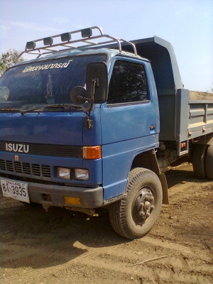 ขายรถดั้ม ISUZU NPR เครื่องยนต์ 4BD1 115 แรงม้าหน้าเอฟหลังแอฟมีแอร์ มีเกียสโลวยางดีคัซซีสวย