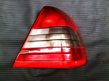 ไฟท้ายเบนซ์ ซีคลาส ข้างขวา ไฟท้ายเบนซ์ ซีคลาส ข้างขวา