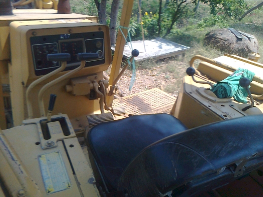 รถแทรกเตอร์ตีนตะขาบ CAT D6H