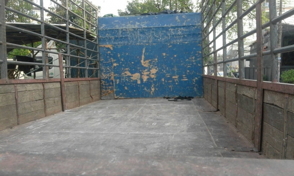 ต้องการขายคอกรถ6ล้อ คาร์โก้มีคอกสูงราคา35oooบาทสภาพดีแข็งแรง