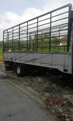 ต้องการขายคอกรถ6ล้อ คาร์โก้มีคอกสูงราคา35oooบาทสภาพดีแข็งแรง