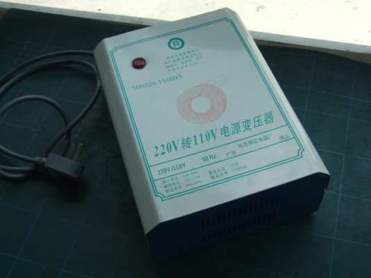 หม้อแปลงไฟจาก 220v ==> 110v ขนาด 1,500VA  ของ Shun red Electrical (China)