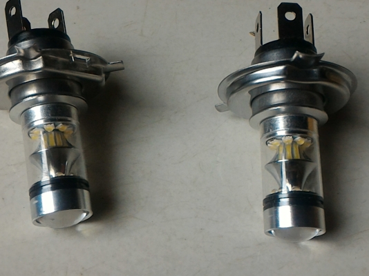 หลอดไฟหน้ารถแบบ LED  1 คู่ มีไฟสูงต่ำในตัว ใส่แทนหลอดไส้เดิมที่ร้อนๆได้เลย