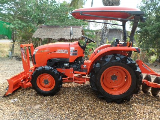 ขายรถไถ KUBOTA L3608SP 4WD รุ่นใหม่สเปเชียลเกียร์ท็อกสภาพเดิมๆใช้งานน้อยมากแค่ 439ชั่วโมง มีอุปกรณ์3ชิ้น ใบมีดันหน้า+ผานหลัง+โลตาลี่ตีดิน เจ้าของทำงานเป็นหมออยู่โรงพยาบาลรถใช้งานน้อยไม่มีเวลาขับจอดไว้เฉยๆเลยอยากขายออก เครื่องดีพร้อมลุยงานแรงดีไม่มีตก เกีย
