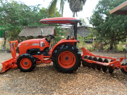 ขายรถไถ KUBOTA L3608SP 4WD รุ่นใหม่สเปเชียลเกียร์ท็อกสภาพเดิมๆใช้งานน้อยมากแค่ 439ชั่วโมง มีอุปกรณ์3ชิ้น ใบมีดันหน้า+ผานหลัง+โลตาลี่ตีดิน เจ้าของทำงานเป็นหมออยู่โรงพยาบาลรถใช้งานน้อยไม่มีเวลาขับจอดไว้เฉยๆเลยอยากขายออก เครื่องดีพร้อมลุยงานแรงดีไม่มีตก เกีย