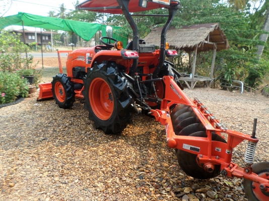 ขายรถไถ KUBOTA L3608SP 4WD รุ่นใหม่สเปเชียลเกียร์ท็อกสภาพเดิมๆใช้งานน้อยมากแค่ 439ชั่วโมง มีอุปกรณ์3ชิ้น ใบมีดันหน้า+ผานหลัง+โลตาลี่ตีดิน เจ้าของทำงานเป็นหมออยู่โรงพยาบาลรถใช้งานน้อยไม่มีเวลาขับจอดไว้เฉยๆเลยอยากขายออก เครื่องดีพร้อมลุยงานแรงดีไม่มีตก เกีย