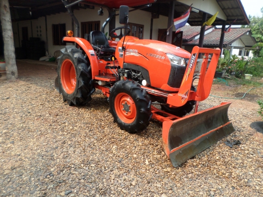 ขายรถไถ KUBOTA L3608SP 4WD รุ่นใหม่สเปเชียลเกียร์ท็อกสภาพเดิมๆใช้งานน้อยมากแค่ 439ชั่วโมง มีอุปกรณ์3ชิ้น ใบมีดันหน้า+ผานหลัง+โลตาลี่ตีดิน เจ้าของทำงานเป็นหมออยู่โรงพยาบาลรถใช้งานน้อยไม่มีเวลาขับจอดไว้เฉยๆเลยอยากขายออก เครื่องดีพร้อมลุยงานแรงดีไม่มีตก เกีย