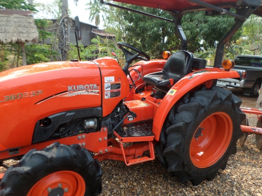 ขายรถไถ KUBOTA L3608SP 4WD รุ่นใหม่สเปเชียลเกียร์ท็อกสภาพเดิมๆใช้งานน้อยมากแค่ 439ชั่วโมง มีอุปกรณ์3ชิ้น ใบมีดันหน้า+ผานหลัง+โลตาลี่ตีดิน เจ้าของทำงานเป็นหมออยู่โรงพยาบาลรถใช้งานน้อยไม่มีเวลาขับจอดไว้เฉยๆเลยอยากขายออก เครื่องดีพร้อมลุยงานแรงดีไม่มีตก เกีย