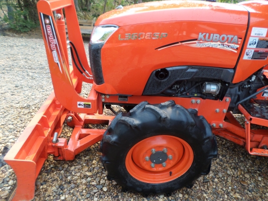 ขายรถไถ KUBOTA L3608SP 4WD รุ่นใหม่สเปเชียลเกียร์ท็อกสภาพเดิมๆใช้งานน้อยมากแค่ 439ชั่วโมง มีอุปกรณ์3ชิ้น ใบมีดันหน้า+ผานหลัง+โลตาลี่ตีดิน เจ้าของทำงานเป็นหมออยู่โรงพยาบาลรถใช้งานน้อยไม่มีเวลาขับจอดไว้เฉยๆเลยอยากขายออก เครื่องดีพร้อมลุยงานแรงดีไม่มีตก เกีย