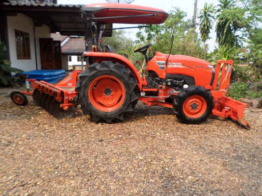 ขายรถไถ KUBOTA L3608SP 4WD รุ่นใหม่สเปเชียลเกียร์ท็อกสภาพเดิมๆใช้งานน้อยมากแค่ 439ชั่วโมง มีอุปกรณ์3ชิ้น ใบมีดันหน้า+ผานหลัง+โลตาลี่ตีดิน เจ้าของทำงานเป็นหมออยู่โรงพยาบาลรถใช้งานน้อยไม่มีเวลาขับจอดไว้เฉยๆเลยอยากขายออก เครื่องดีพร้อมลุยงานแรงดีไม่มีตก เกีย