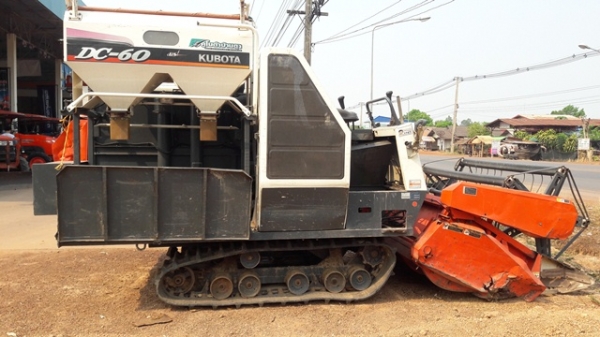 ขายรถเกี่ยวข้าว คูโบต้า DC 60 สนใจโทร 089-0111624 ขายรถเกี่ยวข้าว คูโบต้า DC 60 สนใจโทร 089-0111624