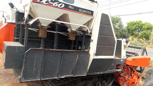 ขายรถเกี่ยวข้าว คูโบต้า DC 60 สนใจโทร 089-0111624