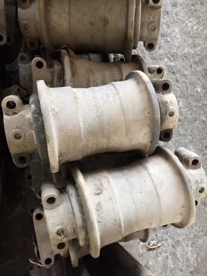 โรลเลอร์รถขุด sumitomo SH200 เก่าญี่ปุ่น ราคา 2,000 บาท โรลเลอร์รถขุด sumitomo SH200 เก่าญี่ปุ่น ราคา 2,000 บาท