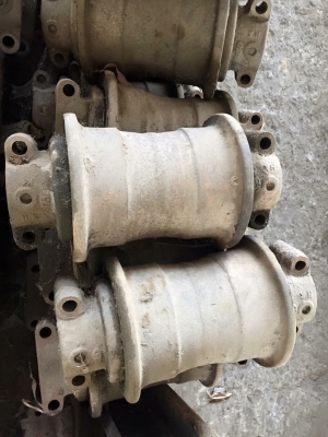 โรลเลอร์รถขุด sumitomo SH200 เก่าญี่ปุ่น ราคา 2,000 บาท โรลเลอร์รถขุด sumitomo SH200 เก่าญี่ปุ่น ราคา 2,000 บาท