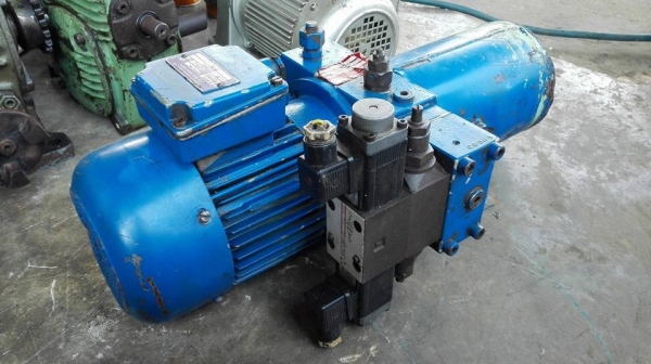 ** ขายแล้วครับ!! **มอเตอร์ปั้มไฮดรอลิค Elektromoto Germany 1 HP 380V พร้อมวาล์วคอนโทรลไฟฟ้า AC 220V. สภาพสดถอดจากไลน์ผลิตมาเทสได้ครับ.