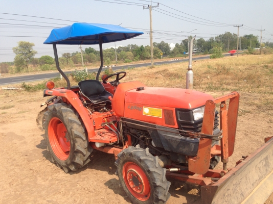 ขายด่วนรถไถนาคูโบต้า L 2808 4 WD (ราคา 145,000 บาท ) มีภาพวีดีโอ พร้อมอุปกรณ์ ผานดันหน้า ผานหลัง รถด