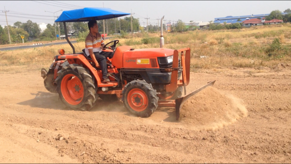 ขายด่วนรถไถนาคูโบต้า L 2808 4 WD (ราคา 145,000 บาท ) มีภาพวีดีโอ พร้อมอุปกรณ์ ผานดันหน้า ผานหลัง รถด