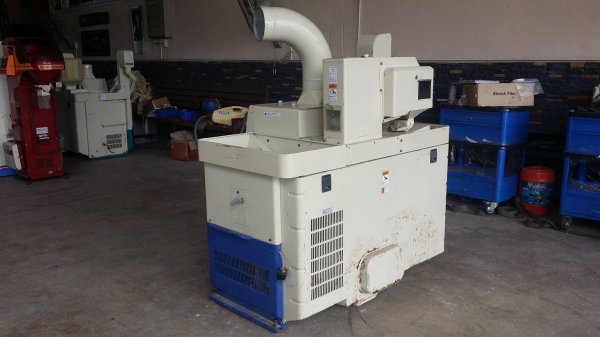 เครื่องสีข้าวกล้องเก่าญี่ปุ่น  SATAKE  รุ่น NPS350DX  สภาพเครื่องสวย พร้อมใช้งาน  ขนาดกระทัดรัด มีล้อลากด้านล่างทำให้เคลื่อนย้ายสะดวก