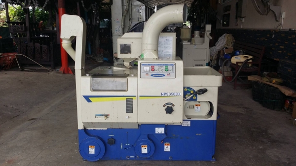 เครื่องสีข้าวกล้องเก่าญี่ปุ่น  SATAKE  รุ่น NPS350DX  สภาพเครื่องสวย พร้อมใช้งาน  ขนาดกระทัดรัด มีล้อลากด้านล่างทำให้เคลื่อนย้ายสะดวก