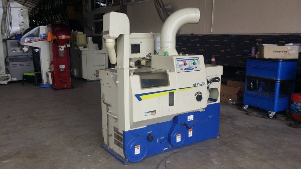 เครื่องสีข้าวกล้องเก่าญี่ปุ่น  SATAKE  รุ่น NPS350DX  สภาพเครื่องสวย พร้อมใช้งาน  ขนาดกระทัดรัด มีล้อลากด้านล่างทำให้เคลื่อนย้ายสะดวก