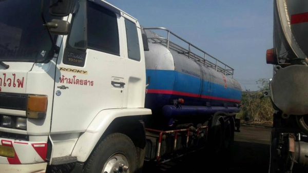 รถบรรทุกน้ำมัน ISUZU 3 เพลา 6 ล้อ
