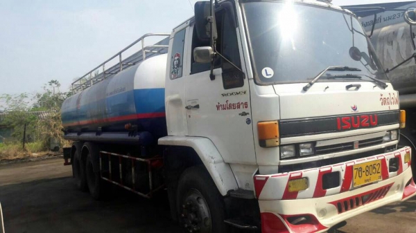 รถบรรทุกน้ำมัน ISUZU 3 เพลา 6 ล้อ