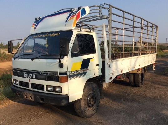 ISUZU NPR เครื่อง  115 แรง พวงมาลัยพาวเวอร์ เกียร์สั้น ยาว 5 เมตร ยางใหม่ รถพร้อมใช้งาน ขาย 390,000 บาท ศุภากร 081-1903107 , 081-4252943