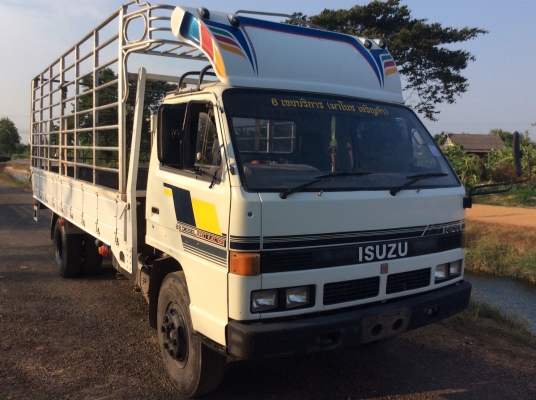 ISUZU NPR เครื่อง  115 แรง พวงมาลัยพาวเวอร์ เกียร์สั้น ยาว 5 เมตร ยางใหม่ รถพร้อมใช้งาน ขาย 390,000 บาท ศุภากร 081-1903107 , 081-4252943